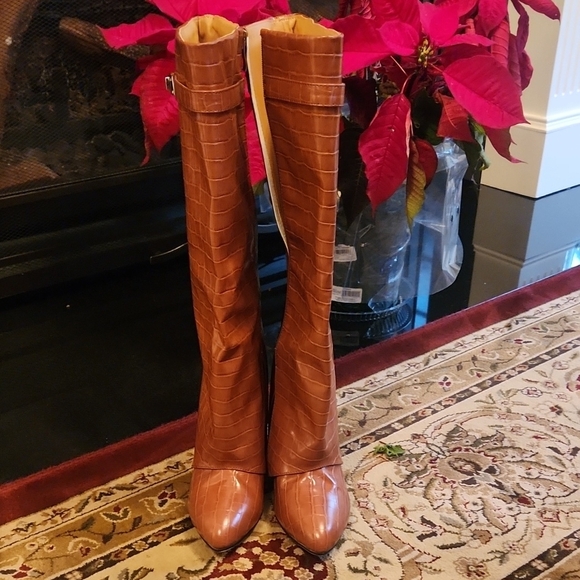NEW!! Croc-Embossed Knee-High Heeled Boots. Brownish color - Picture 4 of 16